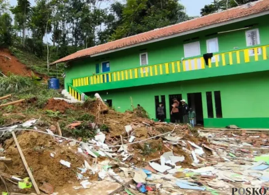 Kondisi bangunan Kelas MTS Al Mubarkah Bandung Barat, Desa Cinengah, Kecamatan Rongga, Kabupaten Bandung Barat (KBB), rusak diterjang longsor, Selasa, 28 Oktober 2025. (Sumber: Poskota/Gatot Poedji Utomo)