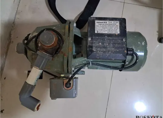 Polisi mengamankan barang bukti berupa mesin pompa air dari pelaku yang babak belur dihakimi massa, Senin, 27 Oktober 2025. (Sumber: Poskota/Angga Pahlevi)