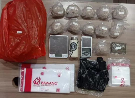 Barang bukti narkoba jenis ganja hasil dari pengungkapan kawasan Cengkareng, Jakarta Barat, pada Sabtu, 25 Oktober 2025 dini hari. (Sumber: Dok Polda Metro Jaya)