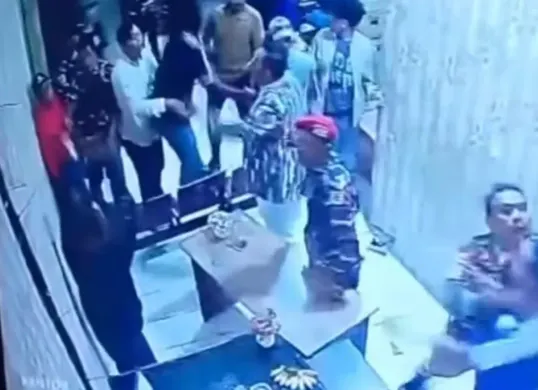 Tangkap layar rekaman CCTV menunjukkan oknum ormas menggeruduk kantor Pasar Tohaga Parung.