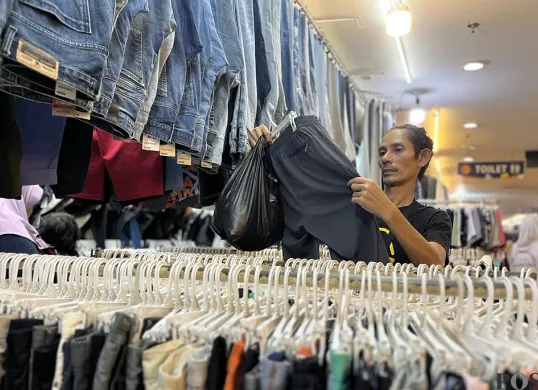 Konsumen sedang memilih pakaian bekas di salah satu lapak di Pasar Senen, Jakarta Pusat. (Sumber: POSKOTA | Foto: Pandi Ramedhan)