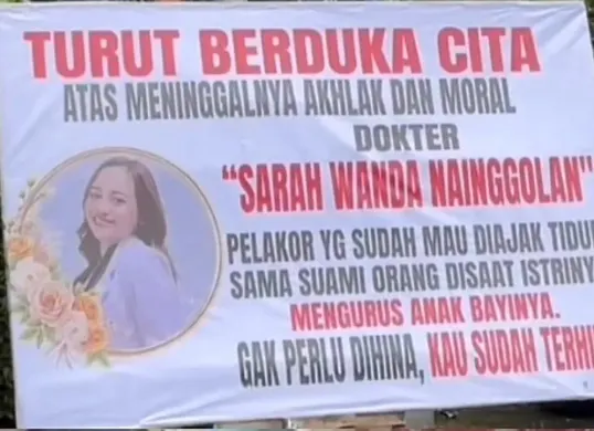 Papan karangan bunga dari istri sah untuk mahasiswa kedokteran, Sarah Wanda Nainggolan yang terseret dalam kasus dugaan perselingkuhan. (Sumber: TikTok/@serbacore)