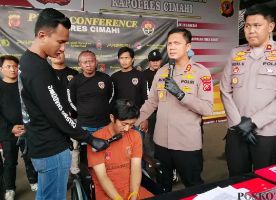 Kapolres Cimahi, AKBP Niko Nurullah Adi Putra (tengah) berinteraksi dengan tersangka pembunuhan di Mapolres Cimahi, Selasa, 28 Oktober 2025. (Sumber: Poskota/Gatot Poedji Utomo)