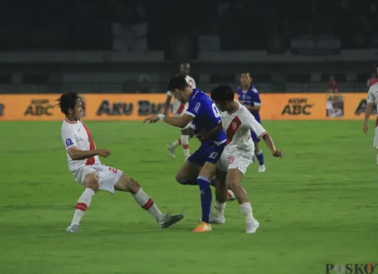 Pemain Persis Solo (putih), nampak kewalahan ketika  menghadapi pemain Persib Bandung, dalam lanjutan Super League, di Stadion GBLA, Gedebage, Bandung, Senin 27 Oktober 2025. (Sumber: Poskota/Gatot Poedji Utomo)