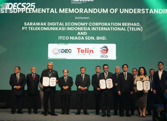 MoU Telin, SDEC, dan ITCO bekerja sama dalam perencanaan dan pengembangan sistem kabel laut ICE II dalam IDECS 2025 di BCCK, Rabu, 22 Oktober 2025. (Sumber: Dok. Telkom Indonesia)