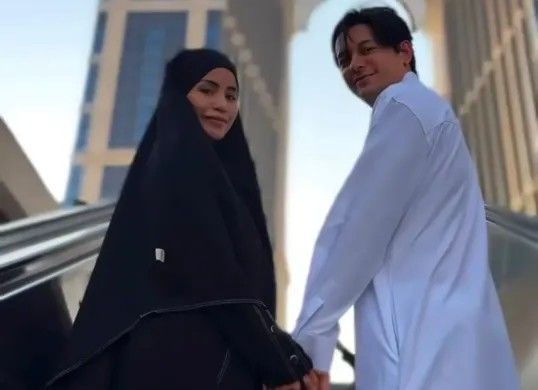 Aktor Andrew Andika mengunggah momen sakral pernikahannya dengan Violentina Kaif di depan Ka'bah, Masjidil Haram, Makkah, pada Rabu, 29 Oktober 2025. (Sumber: Instagram/@andrewandika)