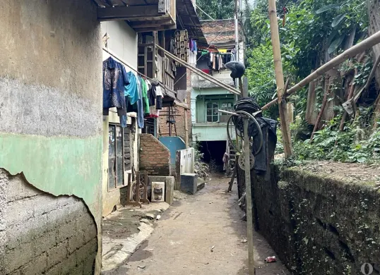Kondisi permukiman warga bantaran Kali Ciliwung di Kelurahan Cawang, Kecamatan Kramat Jati, Jakarta Timur, yang selama ini kerap dilanda banjir. (Sumber: POSKOTA | Foto: Dhiya Ahmad/M2)