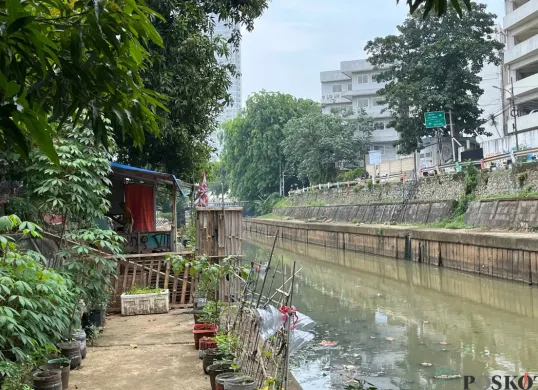 Kondisi bantaran kali ciiliwung di Jalan Inspeksi Raden Saleh II RT 12RW 03, Kelurahan Cikini, Kecamatan, Menteng, Jakarta Pusat, Rabu, 29 Oktober 2025. (Sumber: Poskota/Pandi Ramedhan)