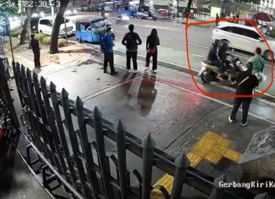 Tangkap layar aksi pencopetan di depan Gereja Katedral, Sawah Besar, Jakarta Pusat, pada Sabtu, 25 Oktober 2025. (Sumber: Istimewa)