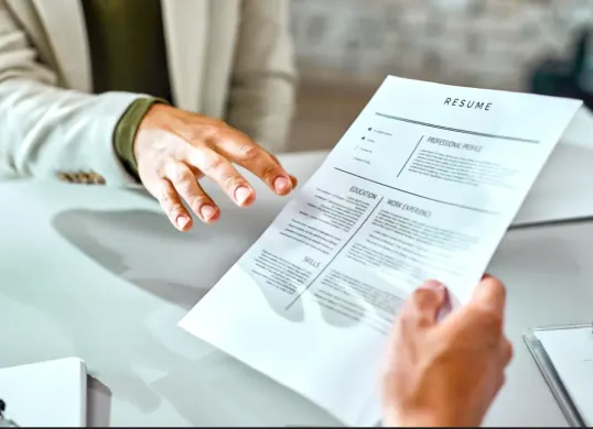 Ilustrasi CV ATS Friendly buataan Gemini AI. (Sumber: Freepik/Drazen Zigic)