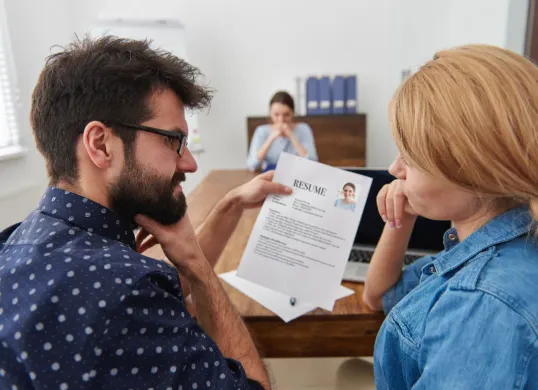 Ilustrasi membuat CV ATS Friendly dengan Gemini AI. (Sumber: Freepik)