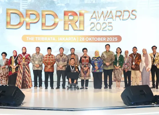 Para penerima penghargaan dan jajaran pimpinan DPD RI berfoto bersama usai malam penganugerahan DPD Award 2025 di Gedung The Tribrata, Jakarta Selatan, Selasa, 28 Oktober 2025. (Sumber: Istimewa)