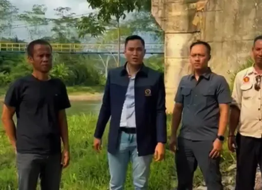 Anggota Komisi IV DPRD Jabar, Abdul Karim, saat meninjau lokasi pembangunan Jembatan Kadupandak–Cijati di Kabupaten Cianjur yang mangkrak sejak 2019. (Sumber: Dok. Istimewa)