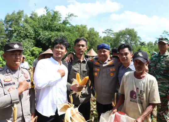 Kapolres Serang, AKBP Condro Sasongko bersama kelompok tani saat panen raya jagung. (Sumber: Dok. Humas Polres Serang)