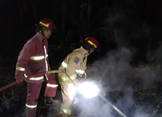 Petugas Damkar memadamkan api yang membakar kandang kambing di Pamijahan, Kabupaten Bogor. (Sumber: Damkar Kabupaten Bogor)