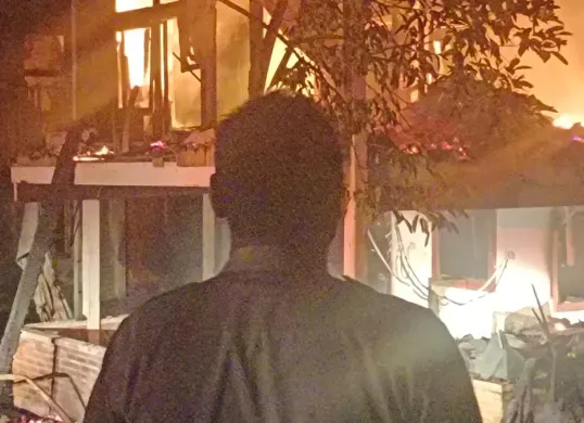 Warga menyaksikan api yang membakar bangunan Pondok Tahfiz Quran Hiswah Billabong di Bojonggede, Kabupaten Bogor, Rabu, 29 Oktober 2025, dini hari. Bangunan ludes terbakar, namun 15 santri berhasil selamat. (Sumber: Polsek Bojonggede)