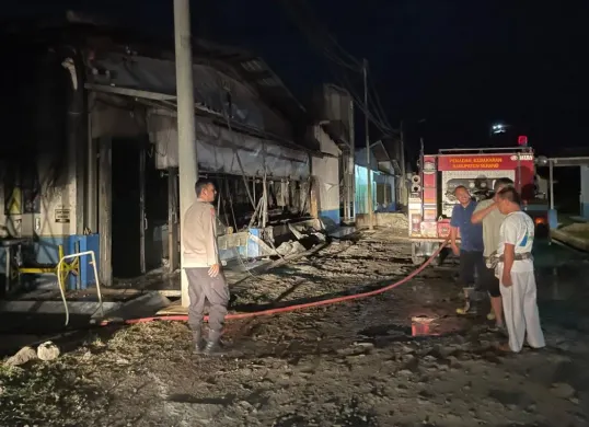 Petugas menjinakkan api yang membakar kandang ayam milik PT Malindo Tbk yang berlokasi di Kampung Barani, Desa Sangiang, Kecamatan Pamarayan, Kabupaten Serang, Selasa, 28 Oktober 2025. (Sumber: Dok. Polsek Pamarayan)