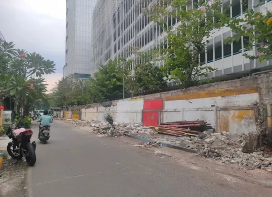 Sebanyak 70 bangunan kios pedagang di lokasi sementara (loksem) dekat Kampus Untar, Grogol Petamburan, Jakarta Barat, dibongkar, Senin, 27 Oktober 2025. (Sumber: Dok. Istimewa)