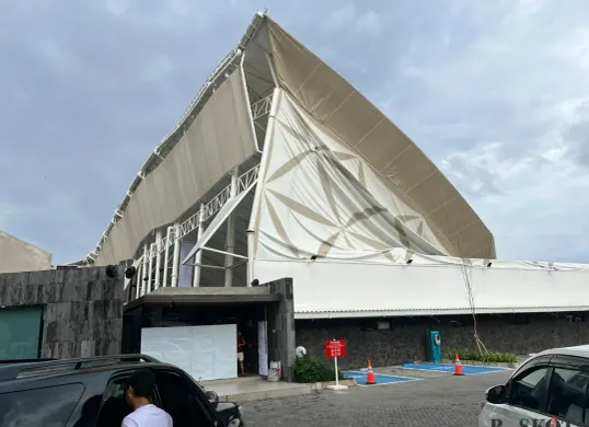 Kondisi atap lapangan olahraga padel di Taman Villa Meruya, Kembangan, Jakarta Barat, yang ambruk pada Minggu, 26 Oktober 2025 sore. (Sumber: Poskota/Pandi Ramedhan)