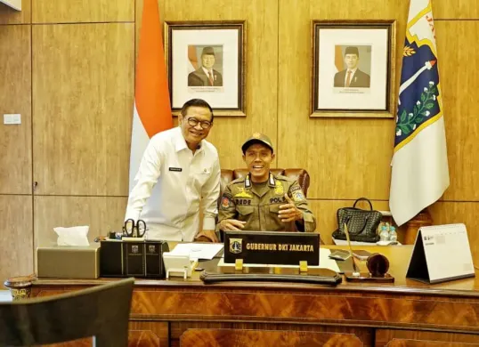 Anggota Satpol PP viral, Mr Dede saat bertemu langsung dengan Gubernur Jakarta, Pramono Anung di Balai Kota. (Sumber: Istimewa)