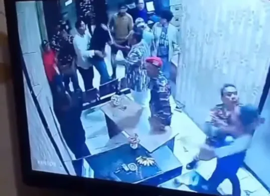 Rekaman CCTV sejumlah ormas geruduk kantor Pasar Tohaga Parung. (Sumber: Istimewa)