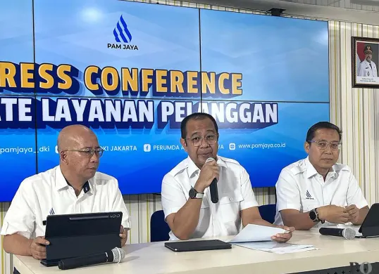 Direktur Utama PAM Jaya, Arief Nasrudin (tengah) saat menyampaikan pernyataan kepada awak media di Pejompongan, Jakarta Pusat, Rabu, 29 Oktober 2025. (Sumber: POSKOTA | Foto: M Tegar Jihad)