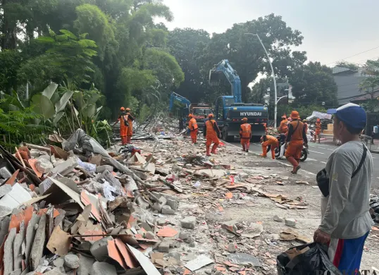 Pembongkaran kios Pasar Barito yang dilakukan petugas Satpol PP, Senin, 27 Oktober 2025. (Sumber: Poskota/Pandi Ramedhan)