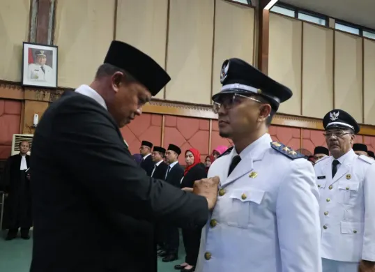 Wali Kota Bekasi, Tri Adhianto, resmi melantik 250 pejabat di Balai Patriot Pemkot Bekasi pada Rabu, 29 Oktober 2025. (Sumber: Dok Humas Pemkot Bekasi)