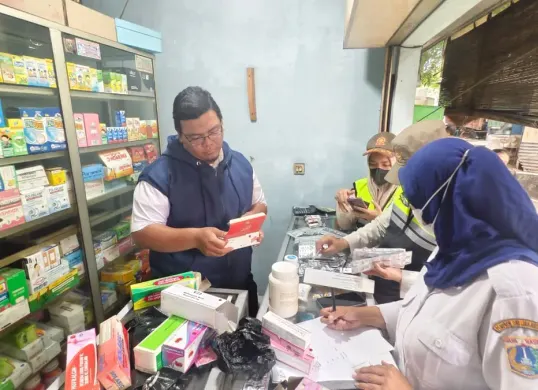 Petugas Satpol PP Kecamatan Kembangan saat merazia toko kosmetik yang menjual obat keras secara ilegal pada Rabu, 29 Oktober 2025. (Sumber: Dok Satpol PP Kecamatan Kembangan)