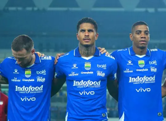 Potret pemain Persib Bandung, Ramon Tanque (tengah), Marc Klok (kiri) dan Uilliam Barros (kanan). (Sumber: Persib)