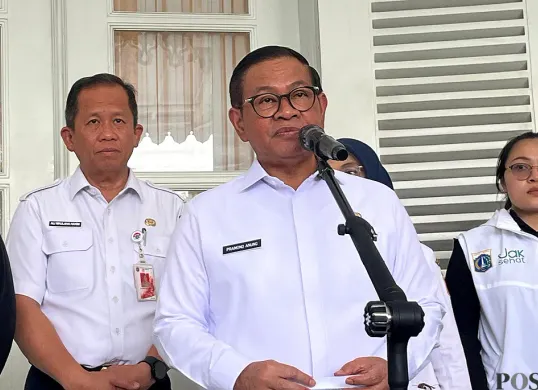 Gubernur Jakarta, Pramono Anung, saat menyampaikan pernyataan kepada awak media di Balai Kota DKI Jakarta, Rabu 29 Oktober 2025. (Sumber: POSKOTA | Foto: M Tegar Jihad)