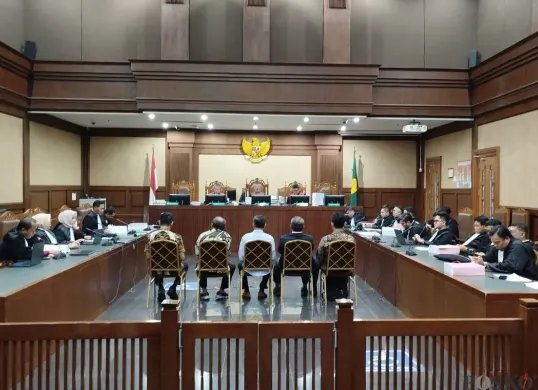 Lima terdakwa kasus dugaan suap lupas vonis kasus migor di Pengadilan Tipikor Jakarta Pusat, Rabu, 29 Oktober 2025. (Sumber: Poskota/Ramot Sormin)