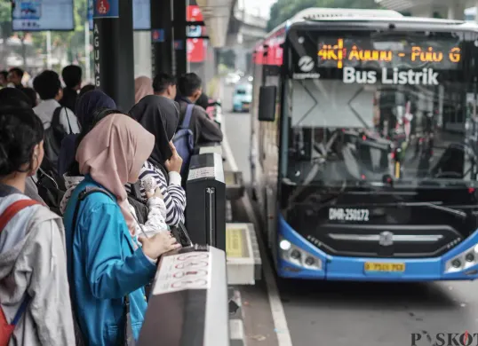 Cek syarat untuk naik TJ, MRT, dan LRT gratis untuk pegawai bergaji Rp6,2 juta. (Sumber: POSKOTA | Foto: Bilal Nugraha Ginanjar)