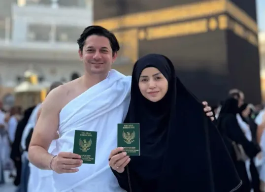 Momen sakral Violentina Kaif yang resmi menikah dengan aktor sinetron Andrew Andika di depan Ka'bah, Makkah, Arab Saudi. (Sumber: Instagram/@andrewandika)