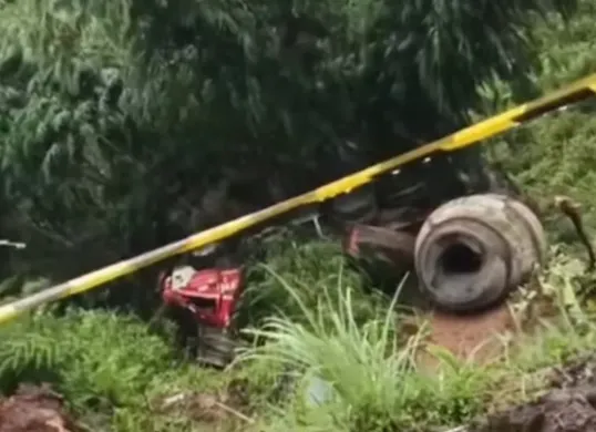 Truk molen terguling ke jurang di Desa Purasari, Kecamatan Leuwiliang, Kabupaten Bogor. (Sumber: Istimewa)
