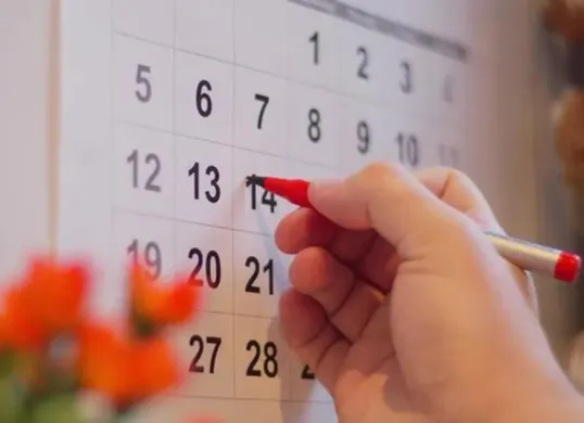 Jadwal resmi cuti bersama Nataru 2025 telah keluar! Nikmati long weekend 4 hari berkat Libur Natal 25 Desember dan Cuti Bersama 26 Desember. Simak kalender lengkapnya di sini! (Sumber: Pinterest)