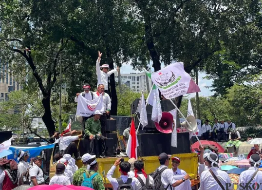 Situasi demo guru Madrasah di Monas, Gambir, Jakarta Pusat, Kamis, 30 Oktober 2025. (Sumber: Poskota/M. Tegar Jihad)