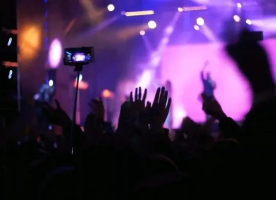 TKS, mahasiswi UNS penerima beasiswa KIP Kuliah, menjadi sorotan publik setelah videonya dugem di klub malam viral dan berujung sanksi kampus. (Sumber: Pinterest)