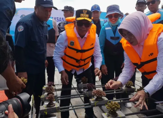 Gubenur Banten, Andra Soni menyerahkan bantuan alat konservasi terumbu karang di Carita, Kabupaten Pandeglang. (Sumber: Dok. Tim Gubernur Banten)