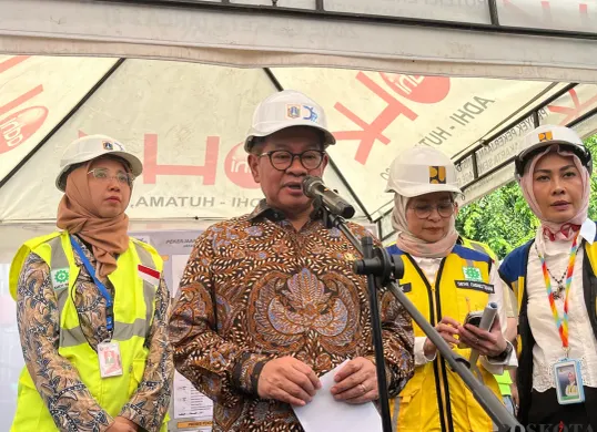 Gubernur Jakarta Pramono Anung saat menyampaikan pernyataan kepada awak media di Penjaringan, Jakarta Utara, Kamis, 30 Oktober 2025. (Sumber: Poskota/M. Tegar Jihad)