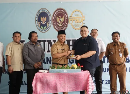 Wali Kota Depok Supian Suri meresmikan SPPG Sukamaju 03 bertepatan dengan momentum Hari Sumpah Pemuda, didampingi Anggota DPR RI Ir. Nuroji, sebagai ajang mendorong kreativitas dan peran aktif anak muda. (Sumber: Poskota/Angga Pahlevi)