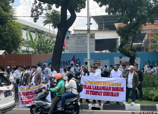 Ilustrasi pedagang menolak pasal larangan penjualan rokok dalam raperda KTR DKI Jakarta. (Sumber: Poskota/Pandi Ramedhan)