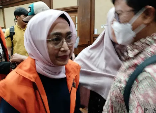 Terdakwa Ira Puspadewi, mantan Dirut PT ASDP usai pembacaan tuntutan dalam sidang Pengadilan Tipikor Jakarta Pusat. (Sumber: POSKOTA | Foto: Ramot Sormin)