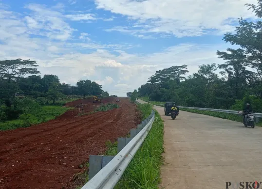 Jalan Bomang tengah dilanjut pembangunannya oleh Pemkab Bogor. (Sumber: Poskota/Giffar Rivana)