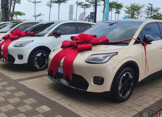GAC Aion menyerahkan 225 unit mobil listrik Aion UT kepada konsumen Indonesia. (Sumber: Poskota/Erwan Hartawan)