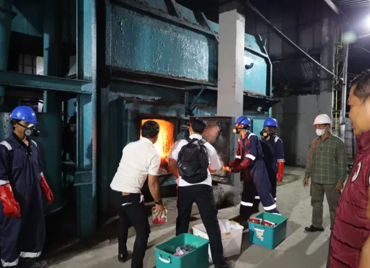 Petugas Dittipid Narkoba Bareskrim Polri memusnahkan barang bukti narkoba di PT Wastec International di Kawasan KIEC, Kota Cilegon, Banten. (Sumber: Dok. Bidhumas Polda Banten)