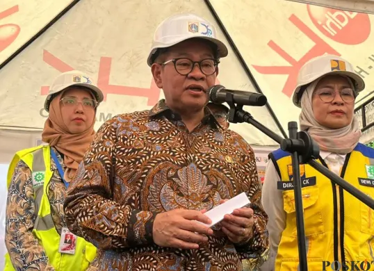 Gubernur Jakarta, Pramono Anung menyampaikan pernyataan kepada awak media di Penjaringan, Jakarta Utara, Kamis, 30 Oktober 2025. (Sumber: Poskota/M. Tegar Jihad)