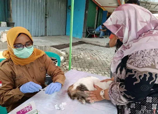 Suasana kegiatan vaksinasi Rabies di Posyanduwan Perumahan Taman Kota, Kelurahan Bekasi Jaya, Kecamatan Bekasi Timur, Kota Bekasi, Kamis, 30 Oktober 2025. (Sumber: Poskota/Nurpini Aulia Rapika)