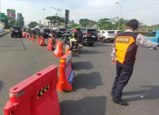 Petugas mengatur lalu lintas di exit GT Margonda 1 arah Jalan Raya Juanda, Kota Depok, Kamis, 30 Oktober 2025. (Sumber: Dok. Turjawali Satlantas Kota Depok)