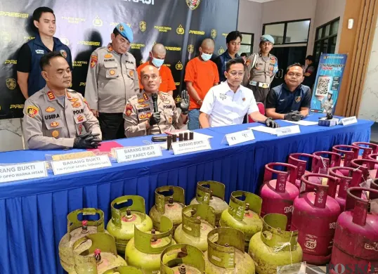 Kapolres Metro Bekasi, Kombes Pol Mustofa menunjukkan barang bukti kasus penyuntikan gas elpiji bersubsidi 3 kg ke tabung Bright Gas 12 kg non-subsidi, Kamis, 30 Oktober 2025. (Sumber: Poskota/Nurpini Aulia Rapika)